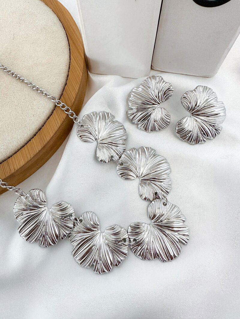 Conjunto Colar e Brinco Folheado a Ouro 18k e Prata Folhas Marteladas