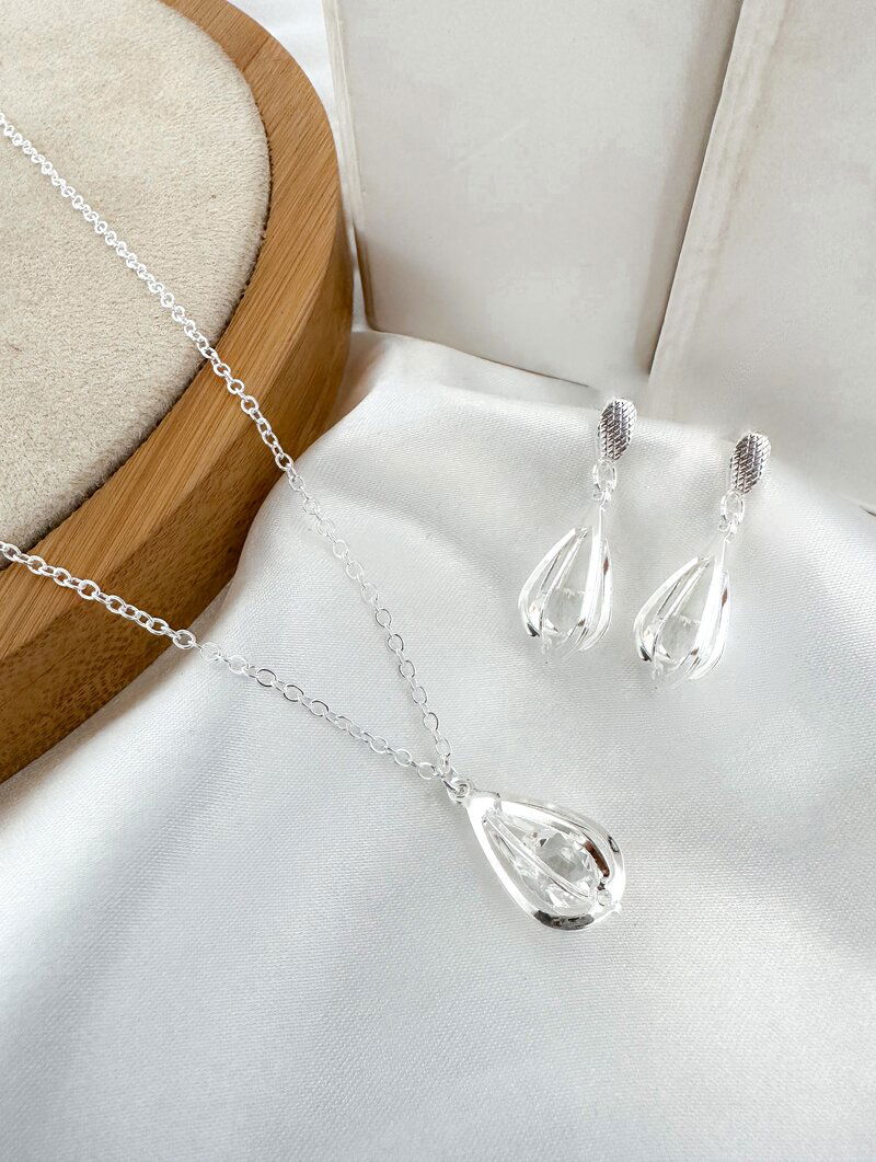 Conjunto Colar e Brinco Folheado a Ouro 18k e Prata Gota Vazada com Zircônia