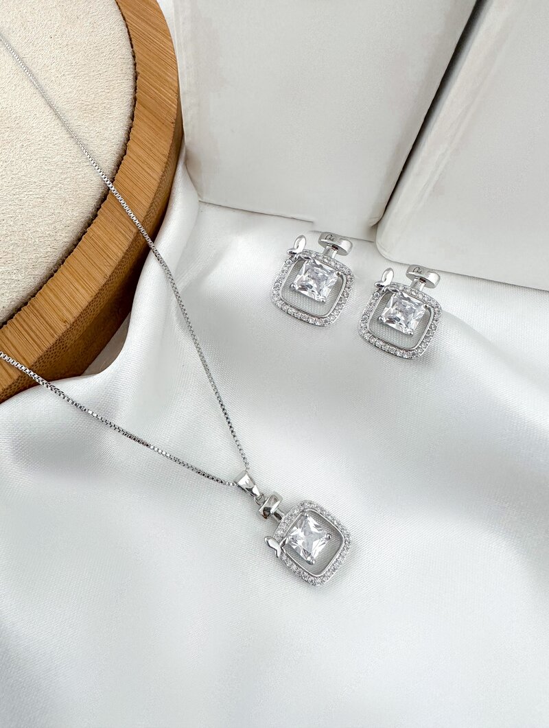 Conjunto Colar e Brinco Folheado a Ouro 18k e Prata Quadrado Cravejado com Zircônia