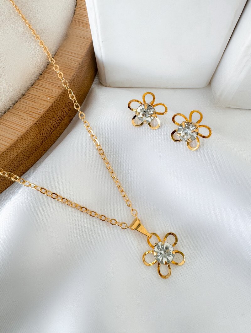 Conjunto Colar e Brinco Folheado a Ouro 18k Flor Cinco Pétalas com Zircônia
