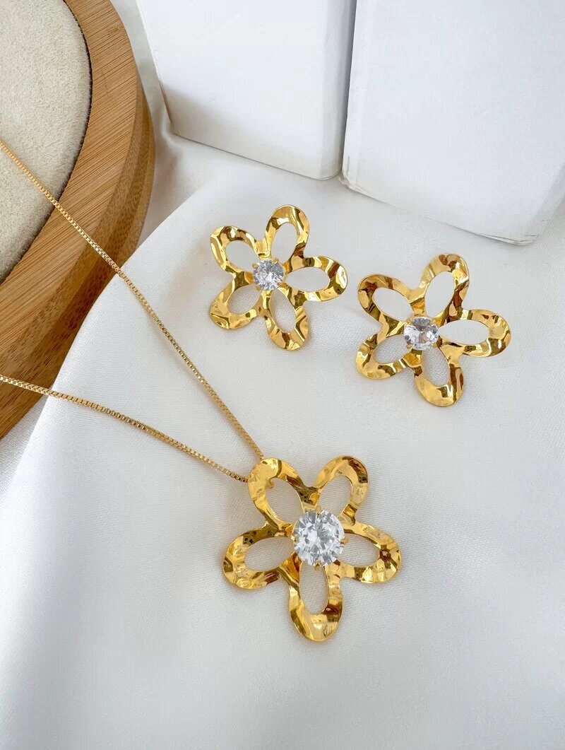 Conjunto Colar e Brinco Folheado a Ouro 18k Flor Cinco Pétalas Marteladas com Zircônia