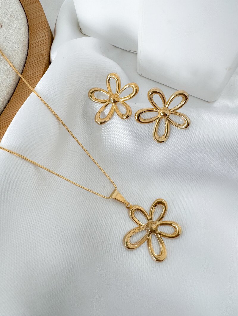 Conjunto Colar e Brinco Folheado a Ouro 18k Flor Cinco Pétalas Vazadas