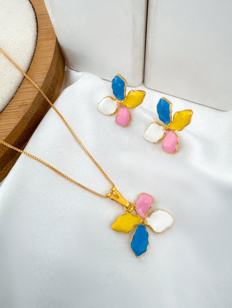 Conjunto Colar e Brinco Folheado a Ouro 18k Flor Quatro Pétalas Resinadas