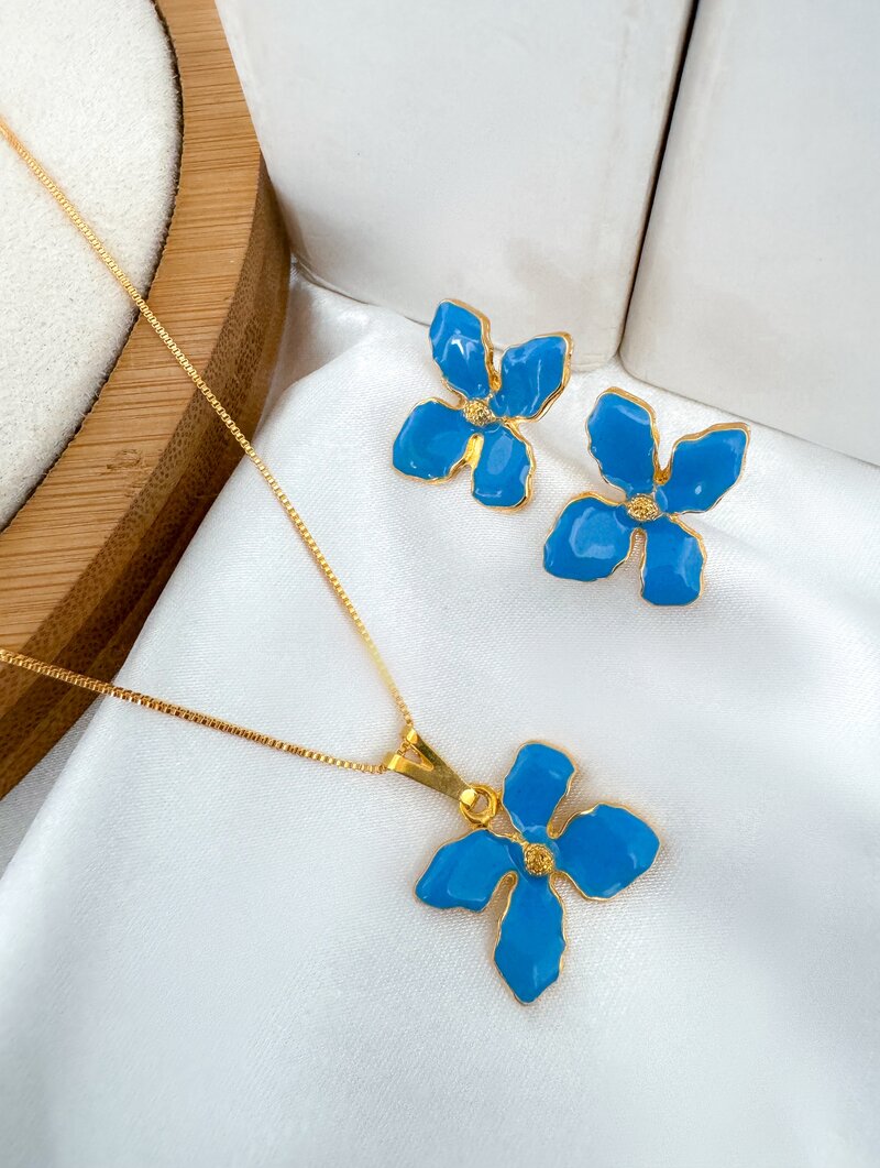 Conjunto Colar e Brinco Folheado a Ouro 18k Flor Quatro Pétalas Resinadas