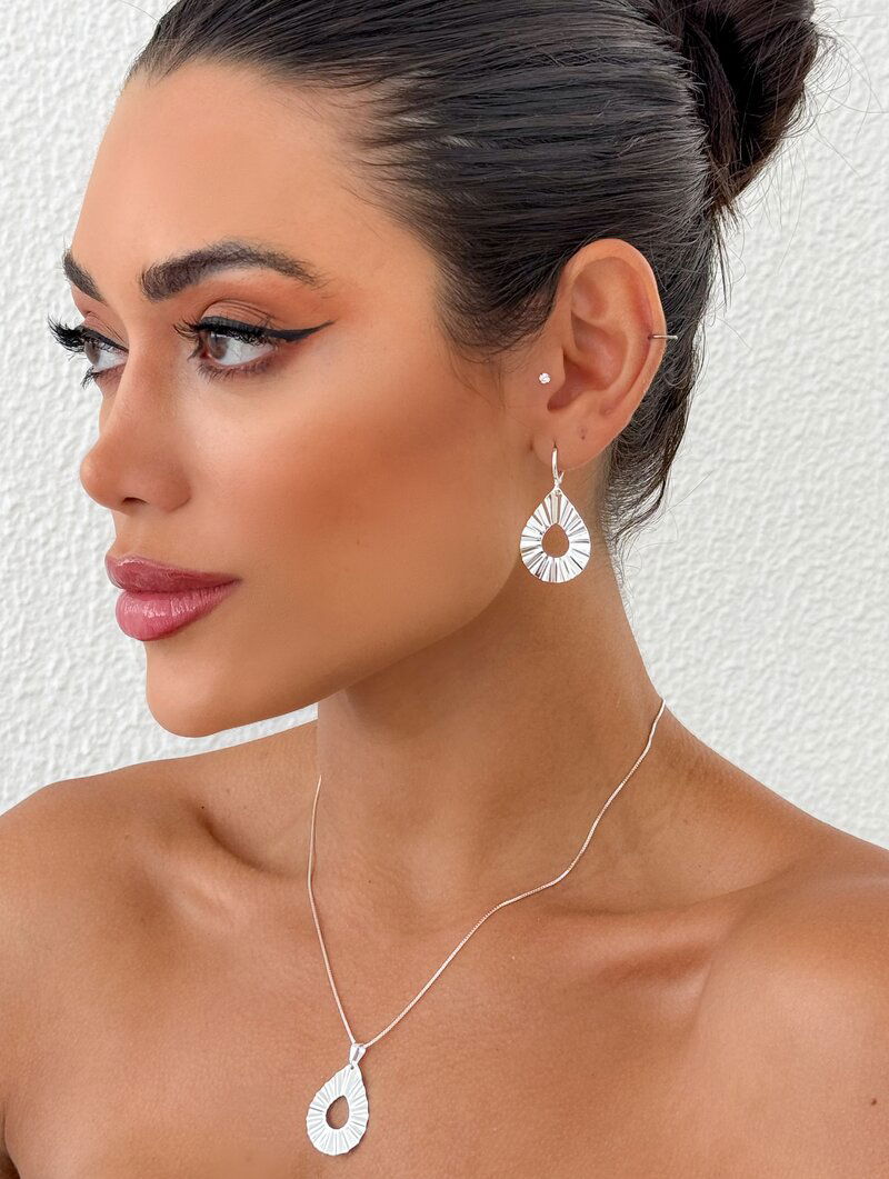 Conjunto Colar e Brinco Folheado a Ouro 18K Gota Vazada Martelada