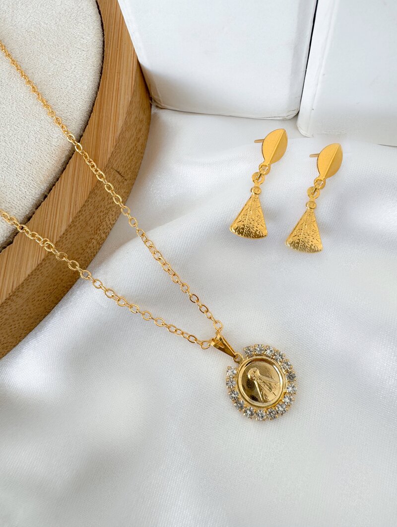 Conjunto Colar e Brinco Folheado a Ouro 18k Nossa Senhora com Borda Cravejada