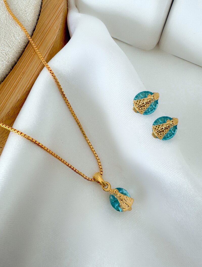 Conjunto Colar e Brinco Folheado a Ouro 18k Nossa Senhora Aparecida com Zircônia