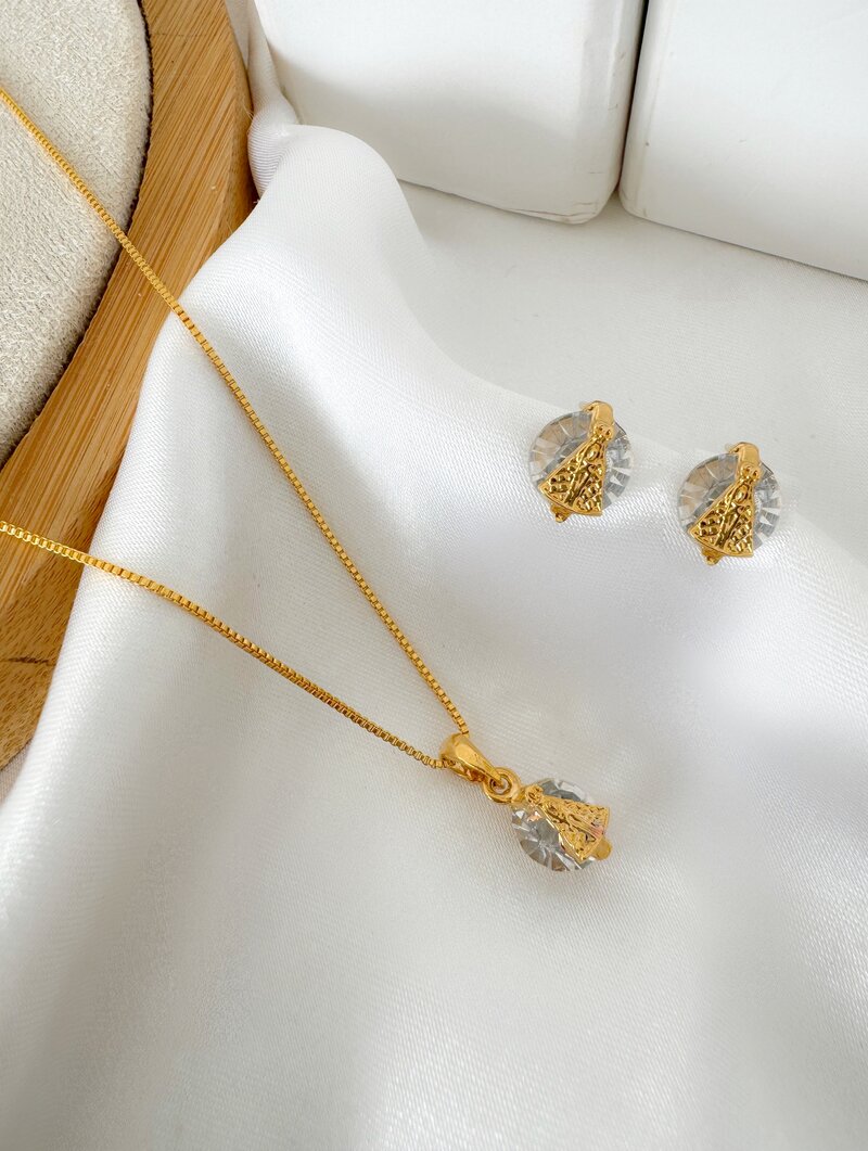 Conjunto Colar e Brinco Folheado a Ouro 18k Nossa Senhora Aparecida com Zircônia