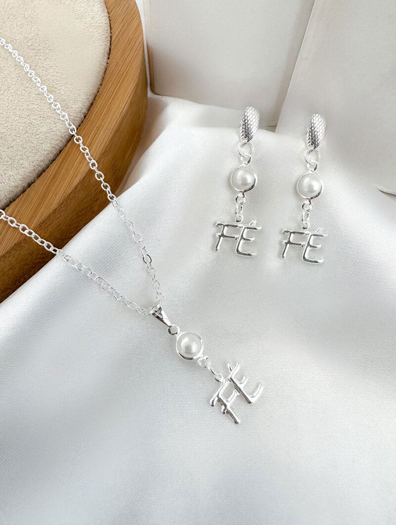 Conjunto Colar e Brinco Folheado a Ouro 18k Pingente Fé com Pérola