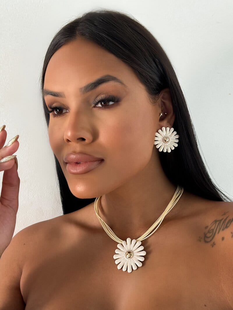 Conjunto Colar e Brinco Folheado a Ouro 18K Sete Fios Com Flor Resinada