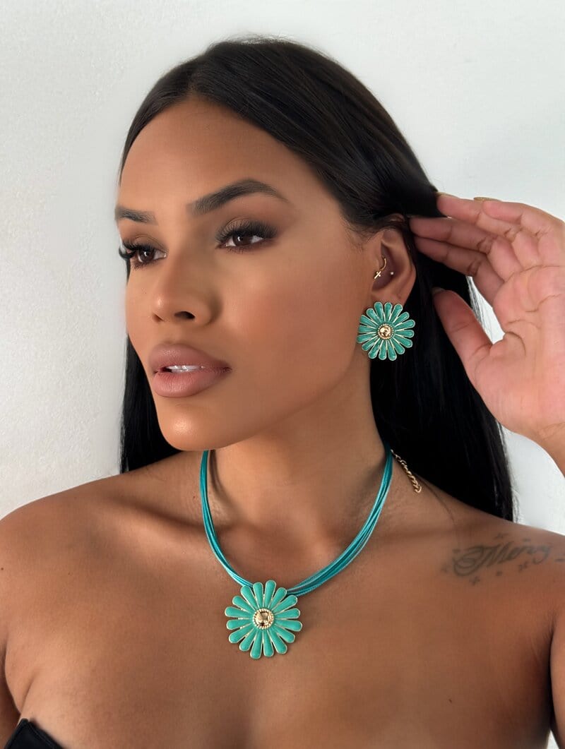 Conjunto Colar e Brinco Folheado a Ouro 18K Sete Fios Com Flor Resinada