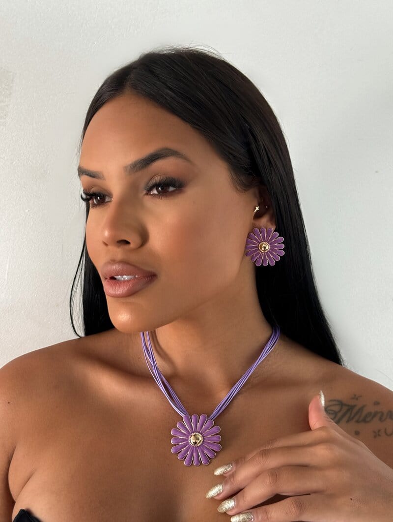 Conjunto Colar e Brinco Folheado a Ouro 18K Sete Fios Com Flor Resinada