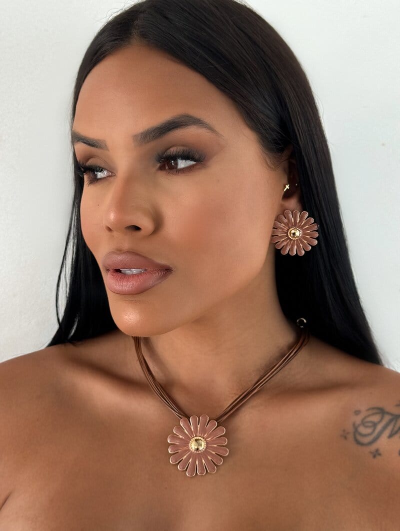 Conjunto Colar e Brinco Folheado a Ouro 18K Sete Fios Com Flor Resinada