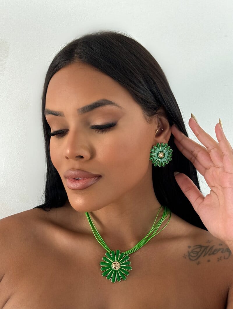 Conjunto Colar e Brinco Folheado a Ouro 18K Sete Fios Com Flor Resinada