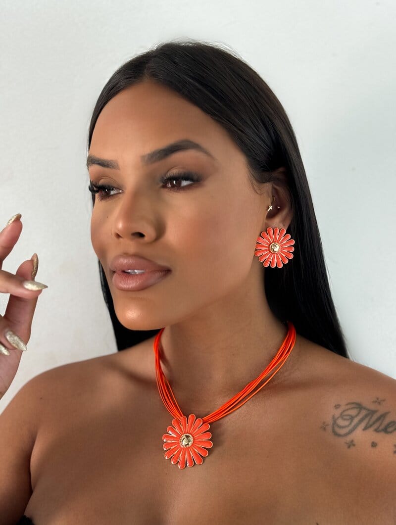 Conjunto Colar e Brinco Folheado a Ouro 18K Sete Fios Com Flor Resinada