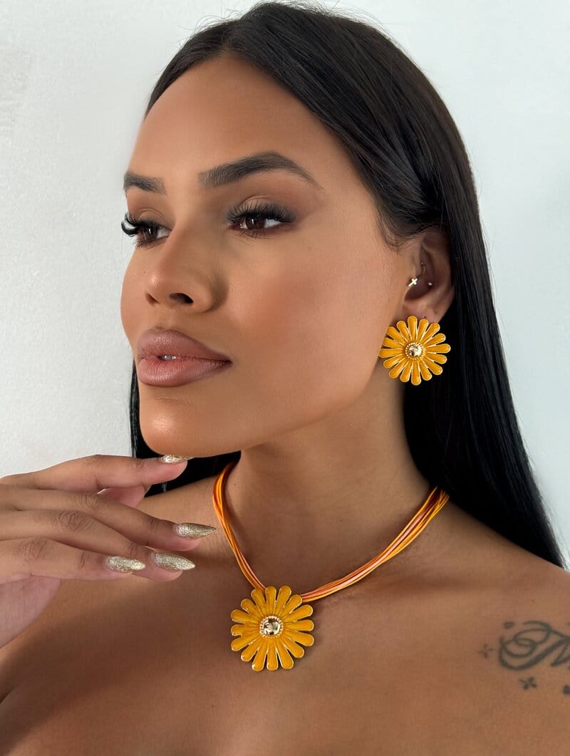 Conjunto Colar e Brinco Folheado a Ouro 18K Sete Fios Com Flor Resinada