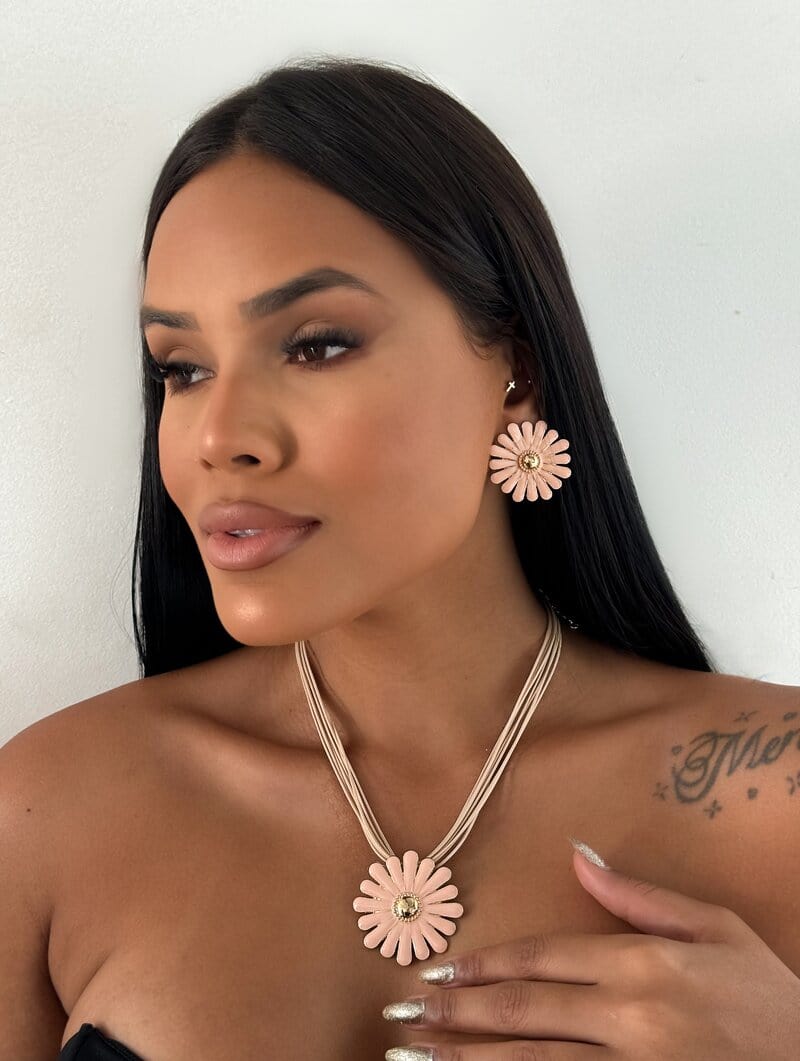 Conjunto Colar e Brinco Folheado a Ouro 18K Sete Fios Com Flor Resinada