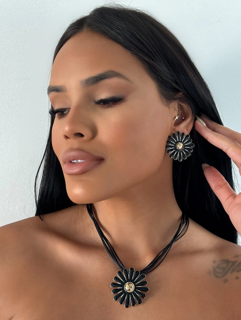 Conjunto Colar e Brinco Folheado a Ouro 18K Sete Fios Com Flor Resinada