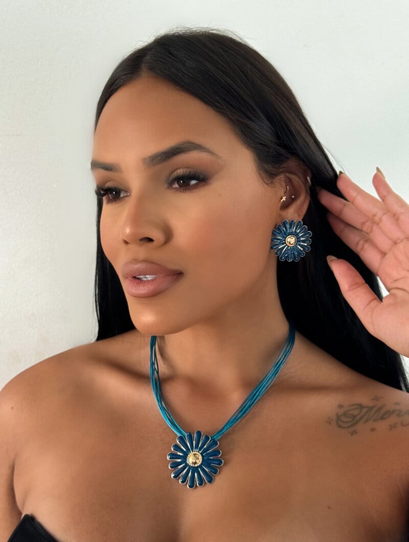 Conjunto Colar e Brinco Folheado a Ouro 18K Sete Fios Com Flor Resinada