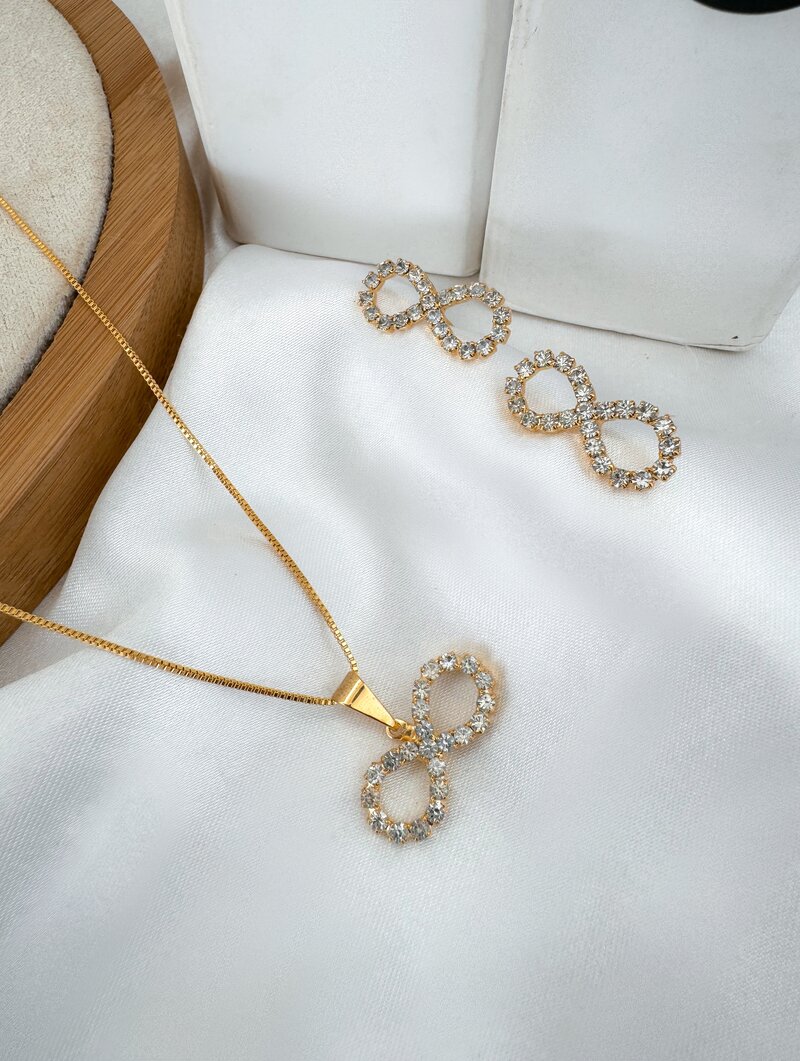 Conjunto Colar e Brinco Folheado a Ouro 18k Símbolo do Infinito Cravejado