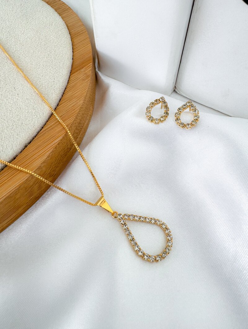 Conjunto Colar e Brinco Folheado a Ouro Gota Vazada Cravejada
