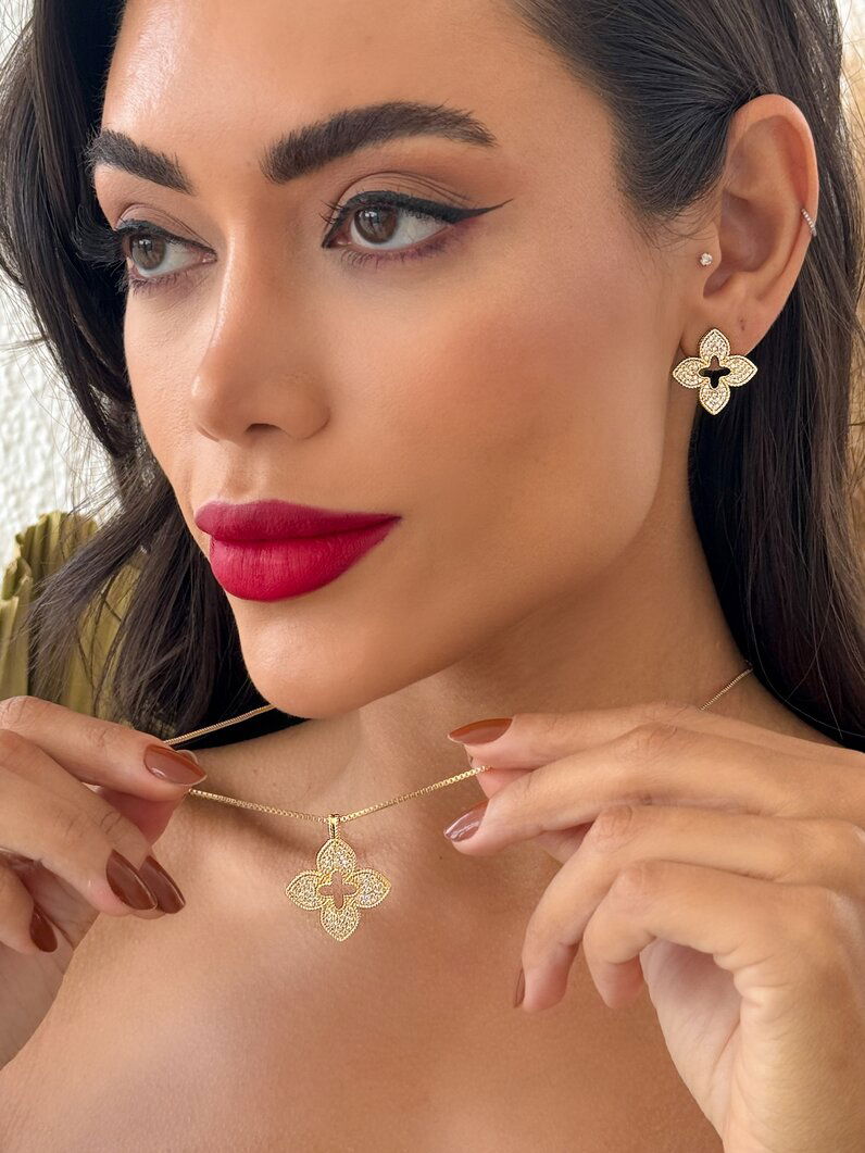 Conjunto Colar e Brinco Semi Joia Ouro e Prata Flor Cravejada Vazada