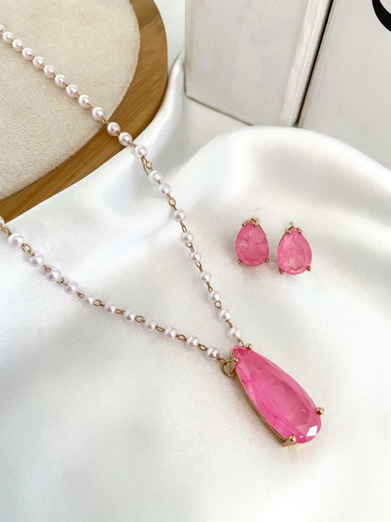 Conjunto de colar e brinco com corrente de perolas e gota fusion