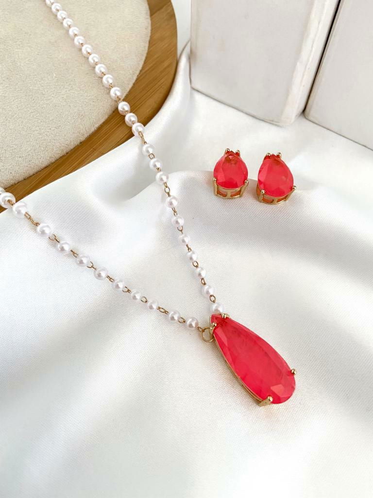 Conjunto de colar e brinco com corrente de perolas e gota fusion