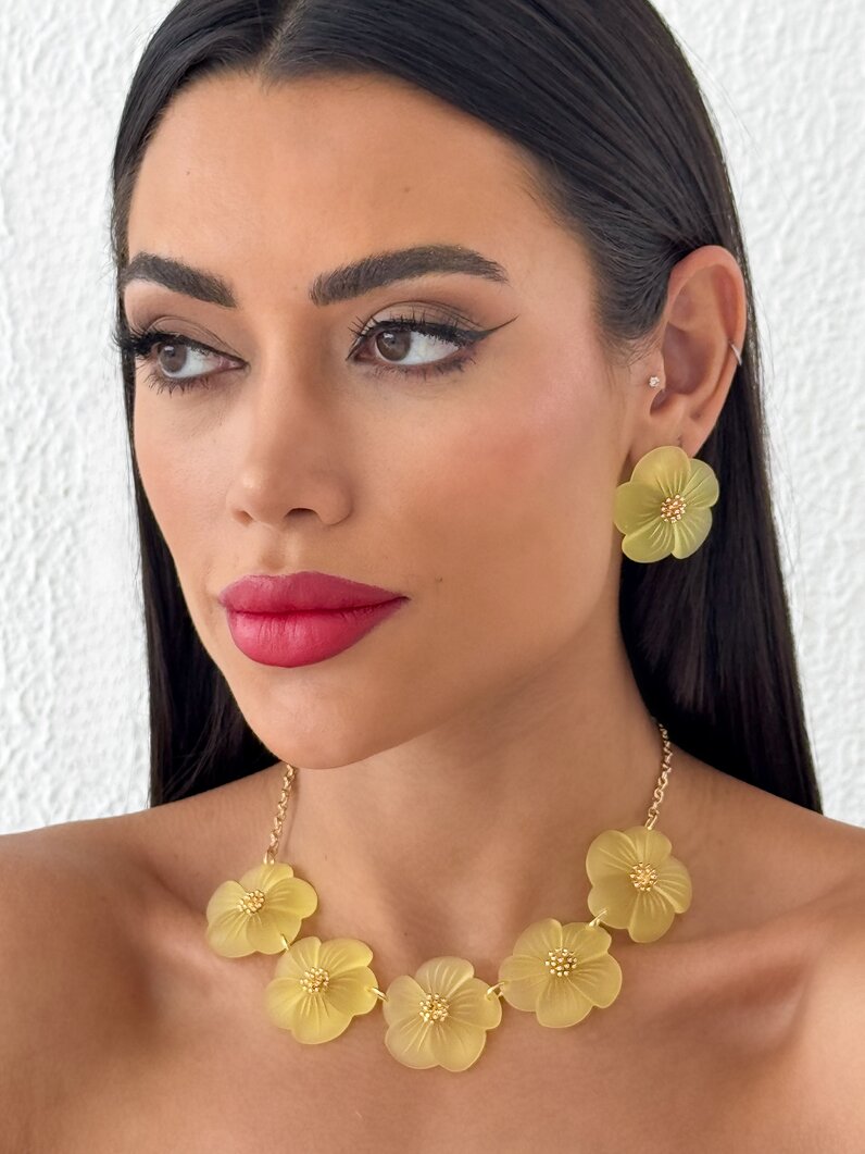 Conjunto de Colar e Brinco Folheado a Ouro 18k Flor de Resina