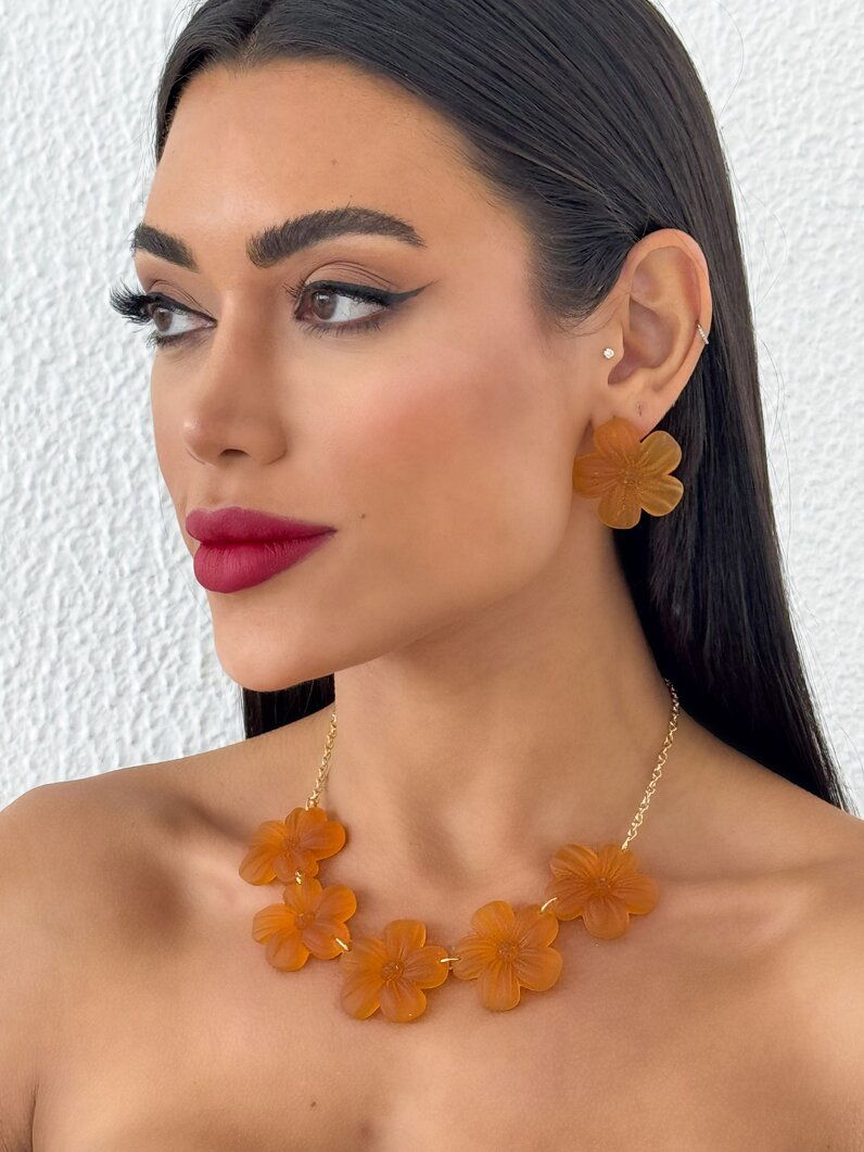 Conjunto de Colar e Brinco Folheado a Ouro 18k Flor de Resina Lisa