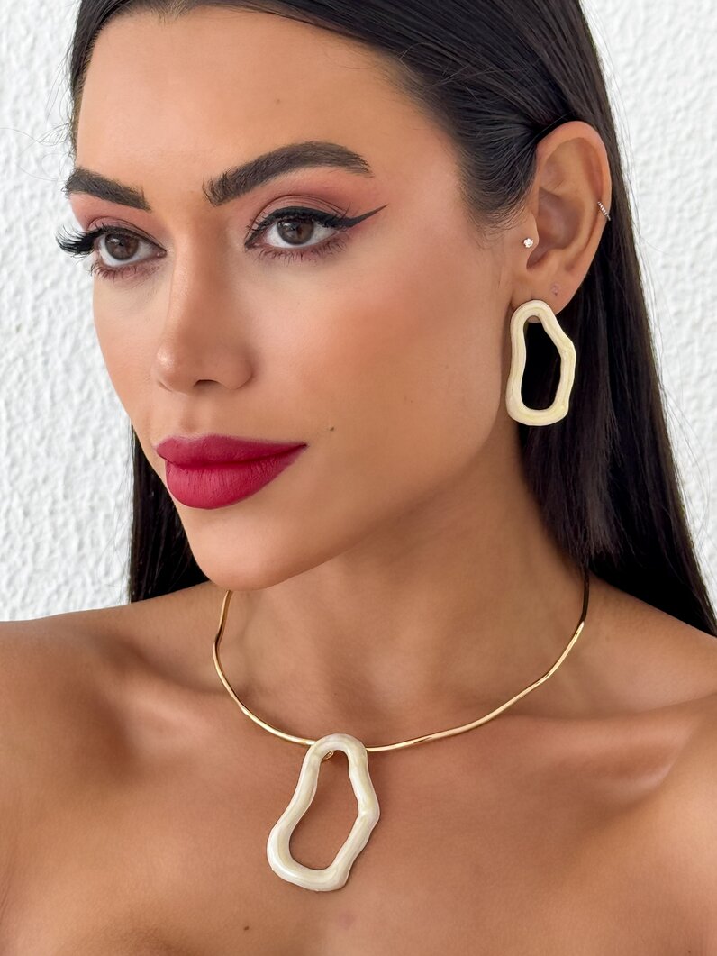 Conjunto de Colar e Brinco Folheado a Ouro 18k Gota Orgânica Vazada com Resina