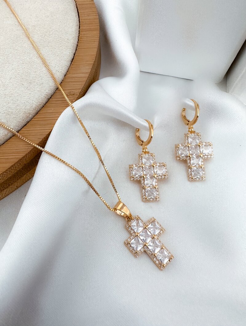 Conjunto Folheado a Ouro 18K e a Prata Crucifixo Cravejado