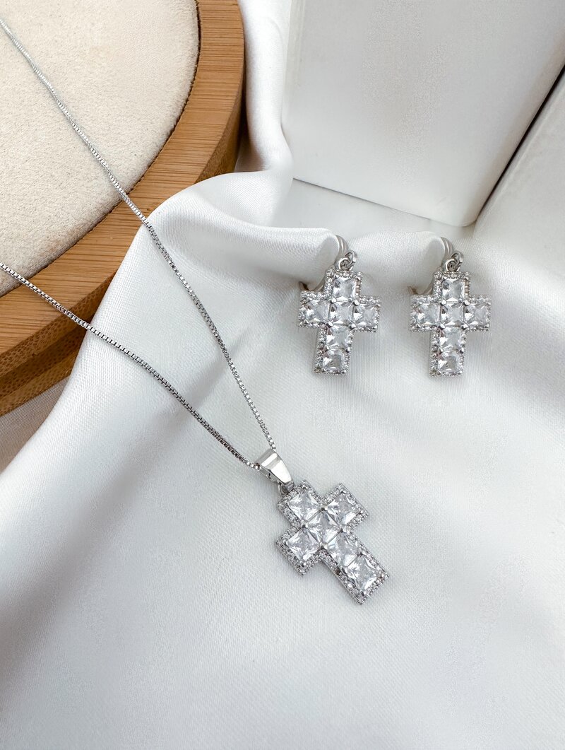 Conjunto Folheado a Ouro 18K e a Prata Crucifixo Cravejado
