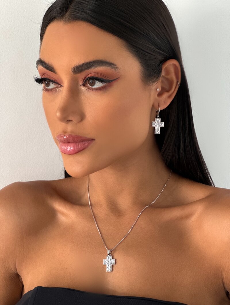 Conjunto Folheado a Ouro 18K e a Prata Crucifixo Cravejado