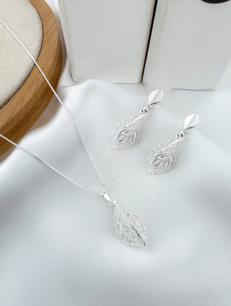 Conjunto Folheado a Ouro 18k e Prata Folha Vazada com Zircônias