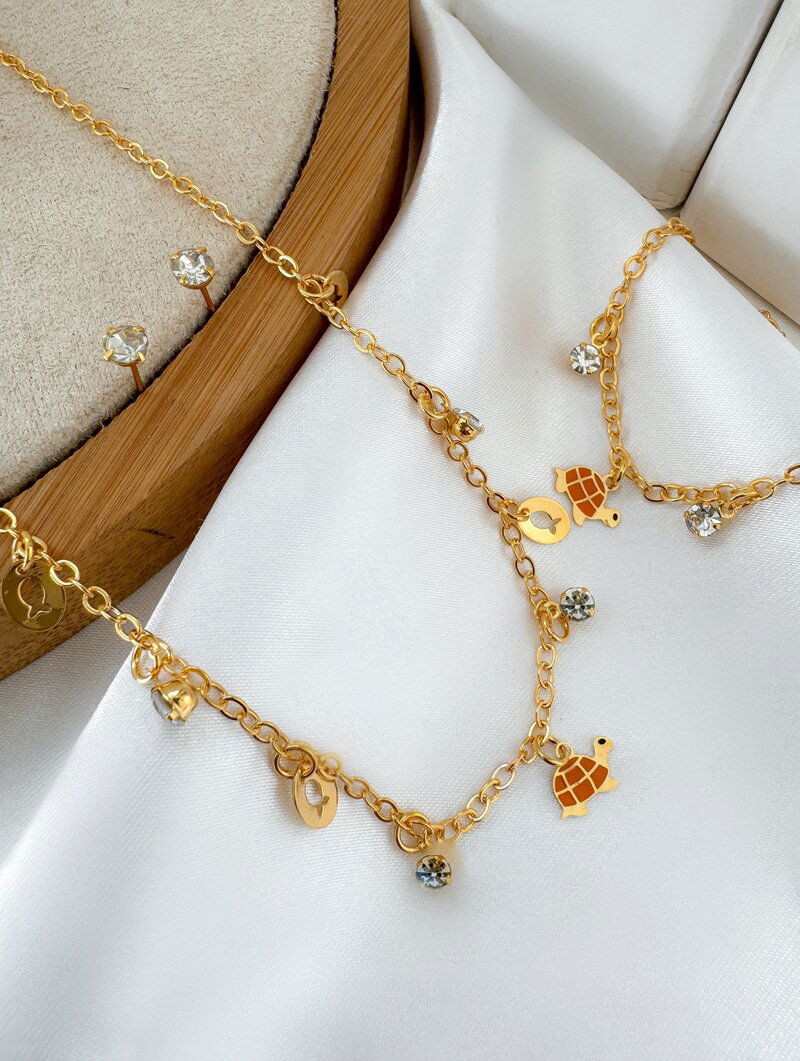 Conjunto Infantil Colar, Brinco e Pulseira Folheado a ouro 18k com Tartarugas e Pontos de Luz
