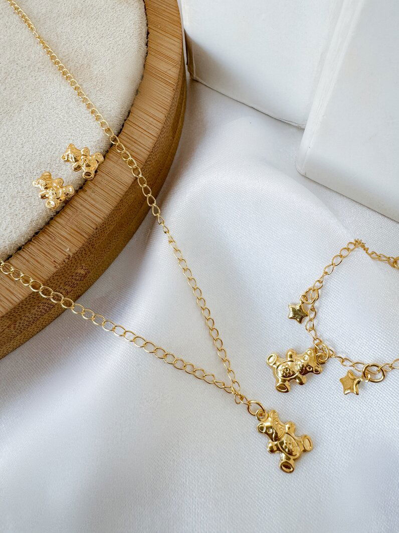Conjunto infantil colar, pulseira e brinco folheado a ouro 18k e prata ursinhos e estrelas