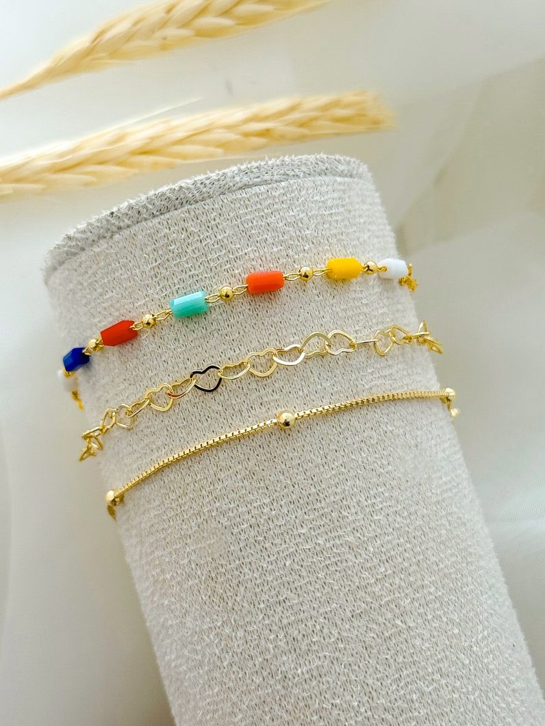 Conjunto Três Pulseiras Folheado a Ouro 18k Esferas, Corações e Mini Pedras Resinadas