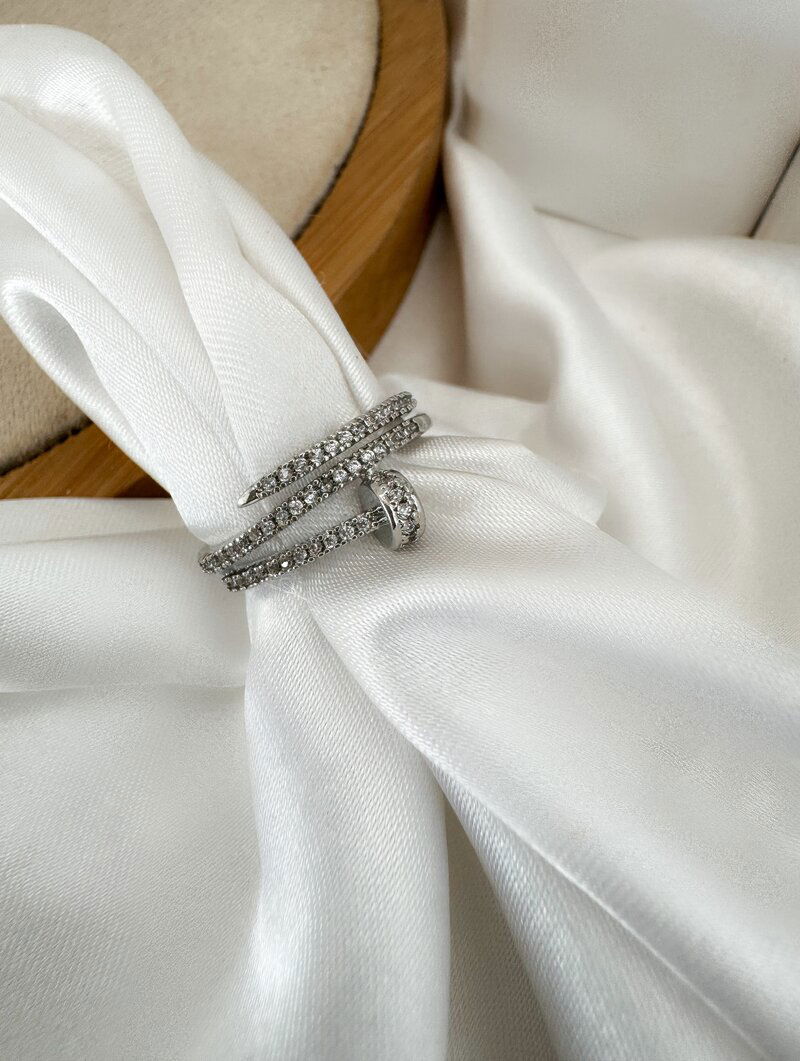 Anel Folheado a Ouro 18k e Prata Três Fios Design Prego