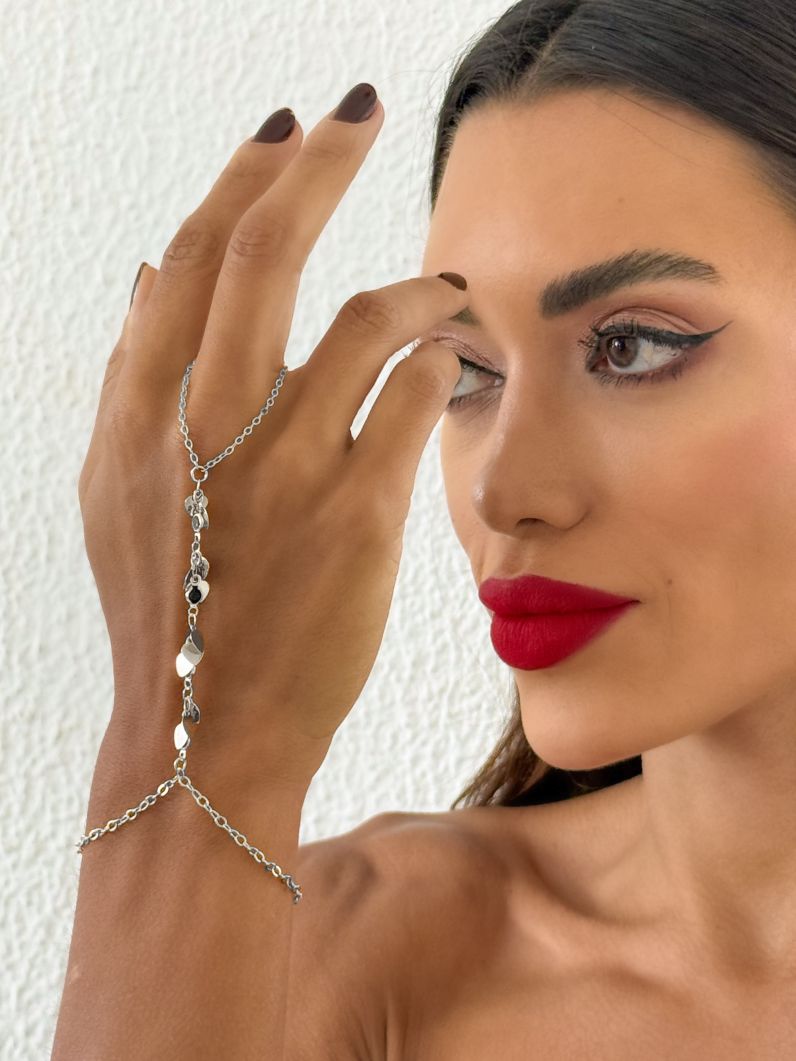 Hand Chain Folheada a Ouro 18k e Prata Corações Lisos e Cristais Colorido