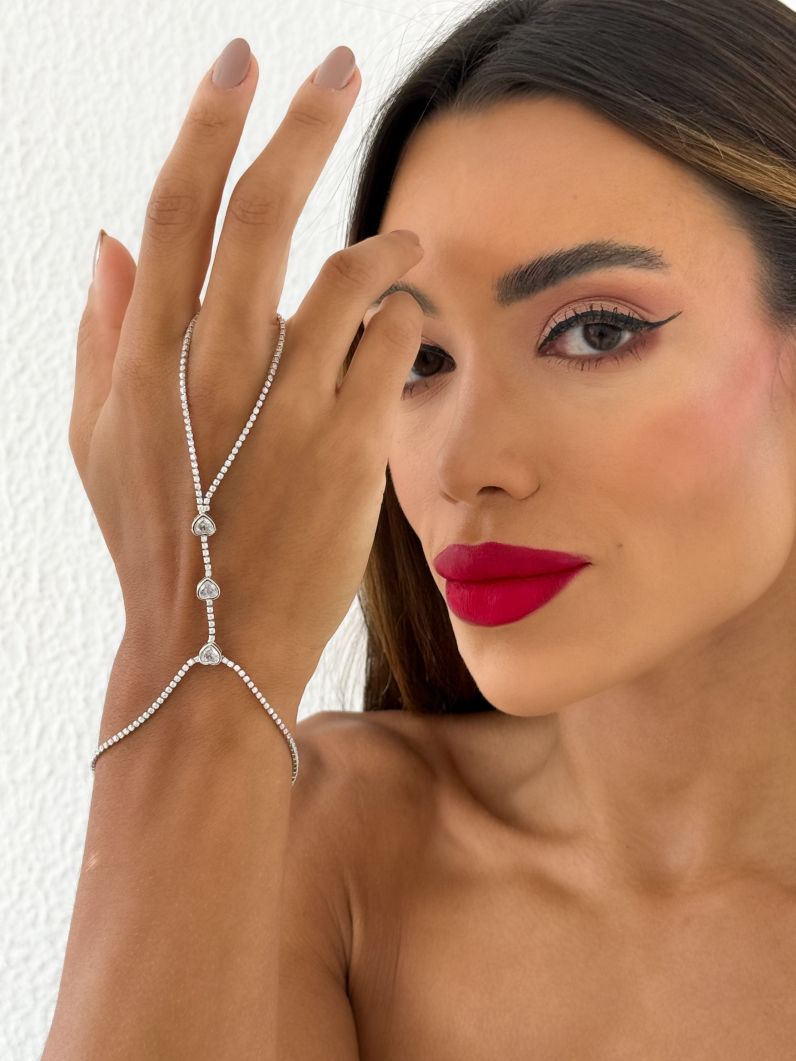 Hand Chain Folheada a Ouro 18k e Prata Cravejado com Corações