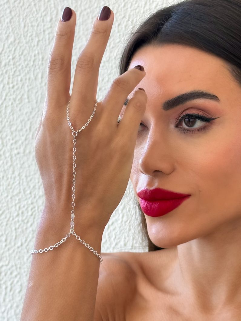 Hand Chain Folheada a Ouro 18k e Prata Mini Plaquinhas