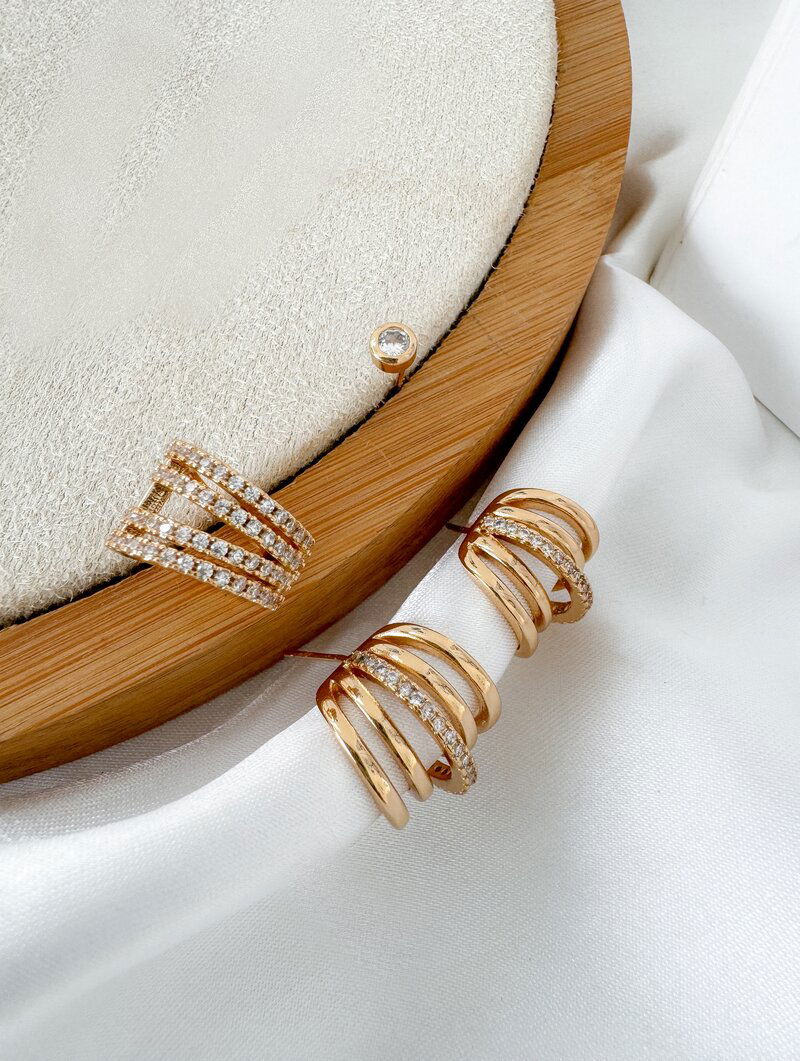Kit de Brincos e Piercing Folheados a Ouro 18k e Prata Cinco Fios com Detalhe Cravejado