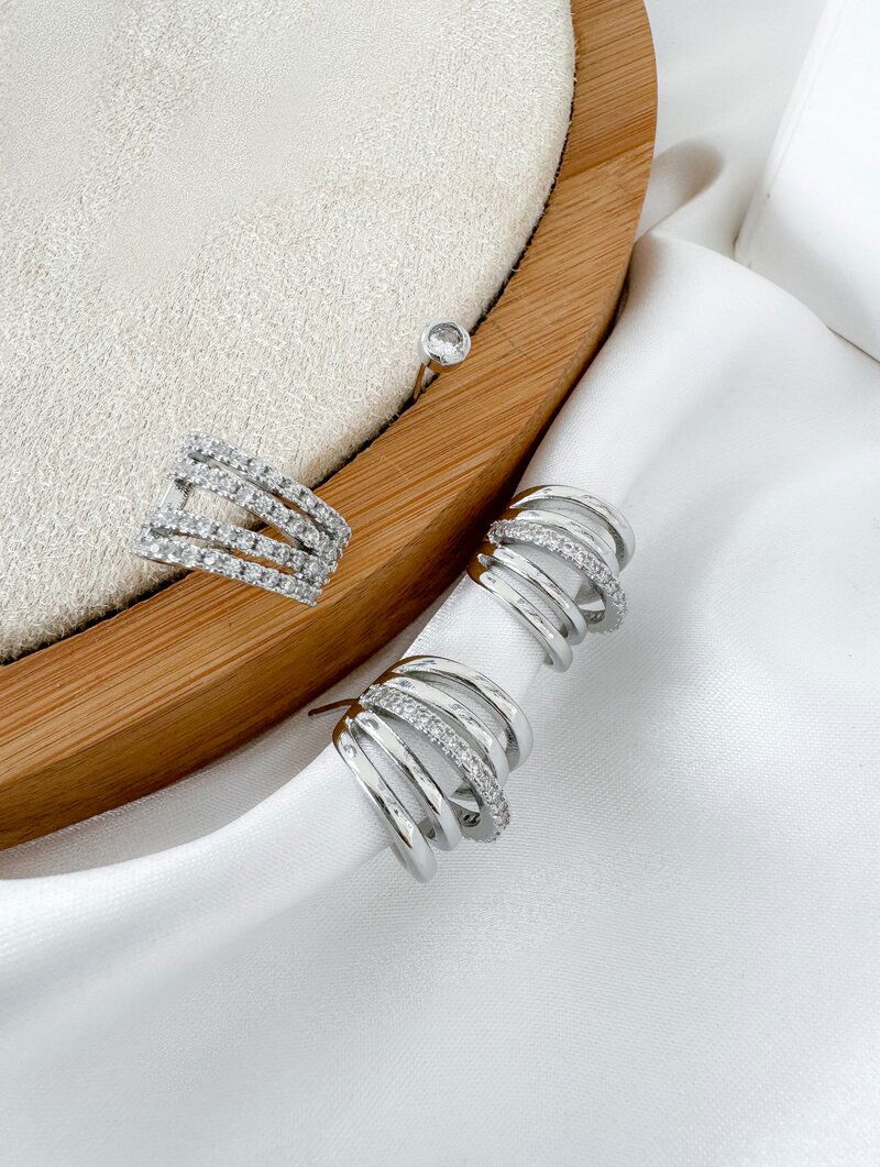 Kit de Brincos e Piercing Folheados a Ouro 18k e Prata Cinco Fios com Detalhe Cravejado