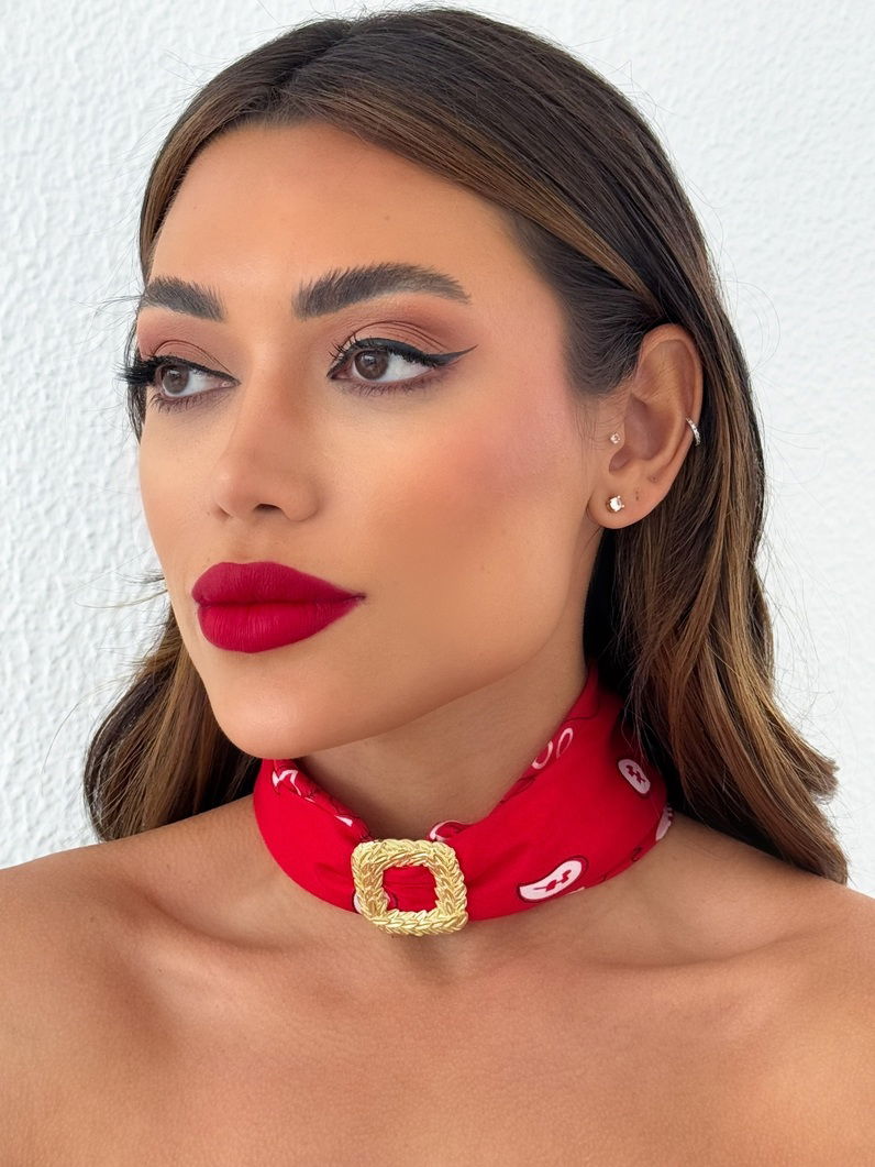 Lenço de Pescoço Com Pingente Folheado a Ouro 18k Quadrado Vazado Detalhado