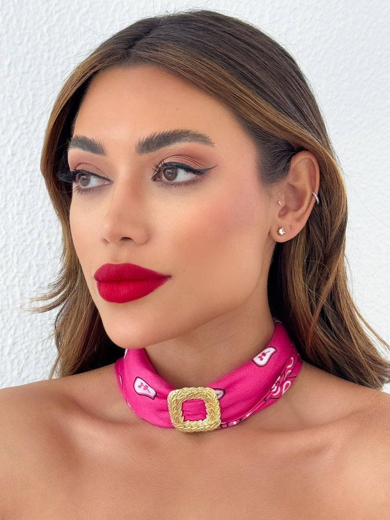 Lenço de Pescoço Com Pingente Folheado a Ouro 18k Quadrado Vazado Detalhado