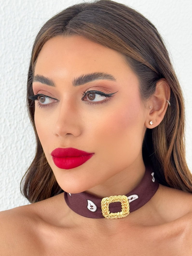 Lenço de Pescoço Com Pingente Folheado a Ouro 18k Quadrado Vazado Detalhado