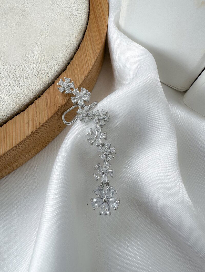 Piercing Ear Cuff Folheado a Ouro 18k e Prata Flores de Micro Zircônias