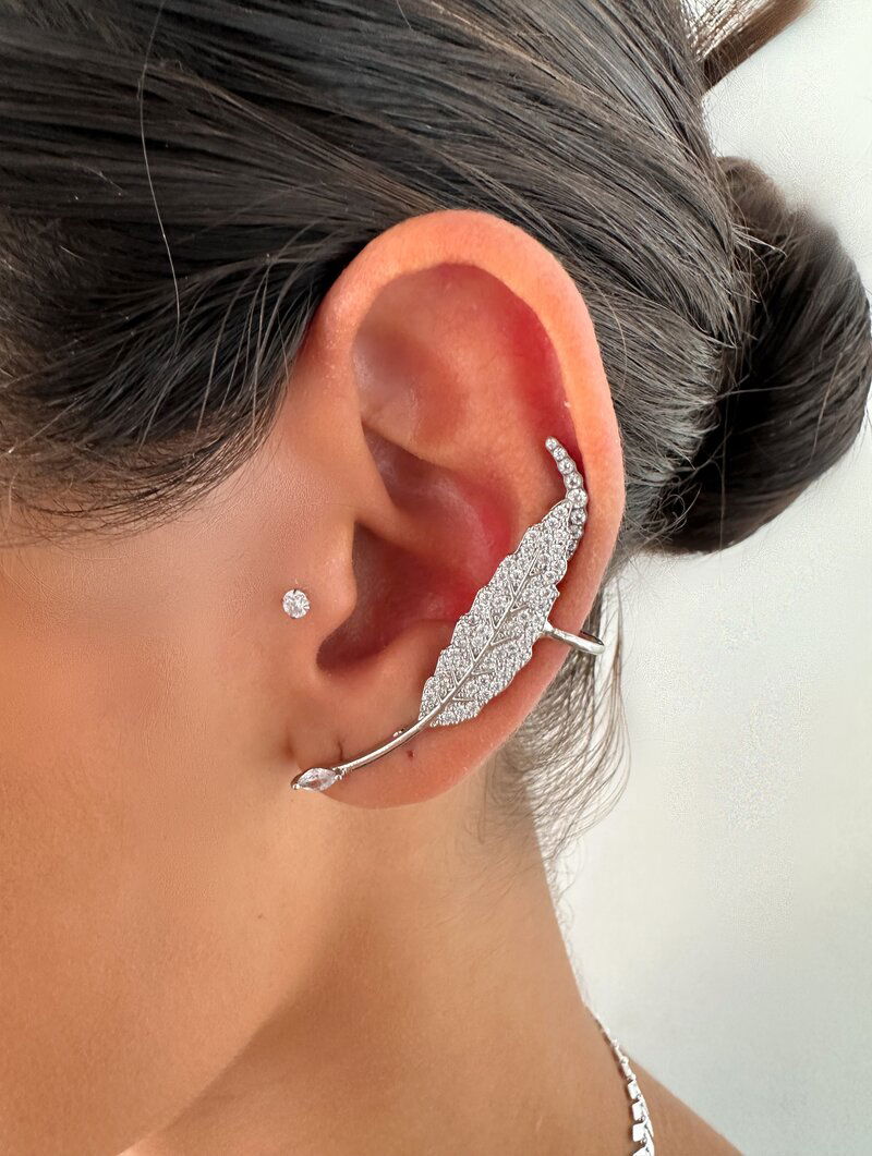 Piercing Ear Cuff Folheado a Ouro 18k e Prata Folha Cravejada