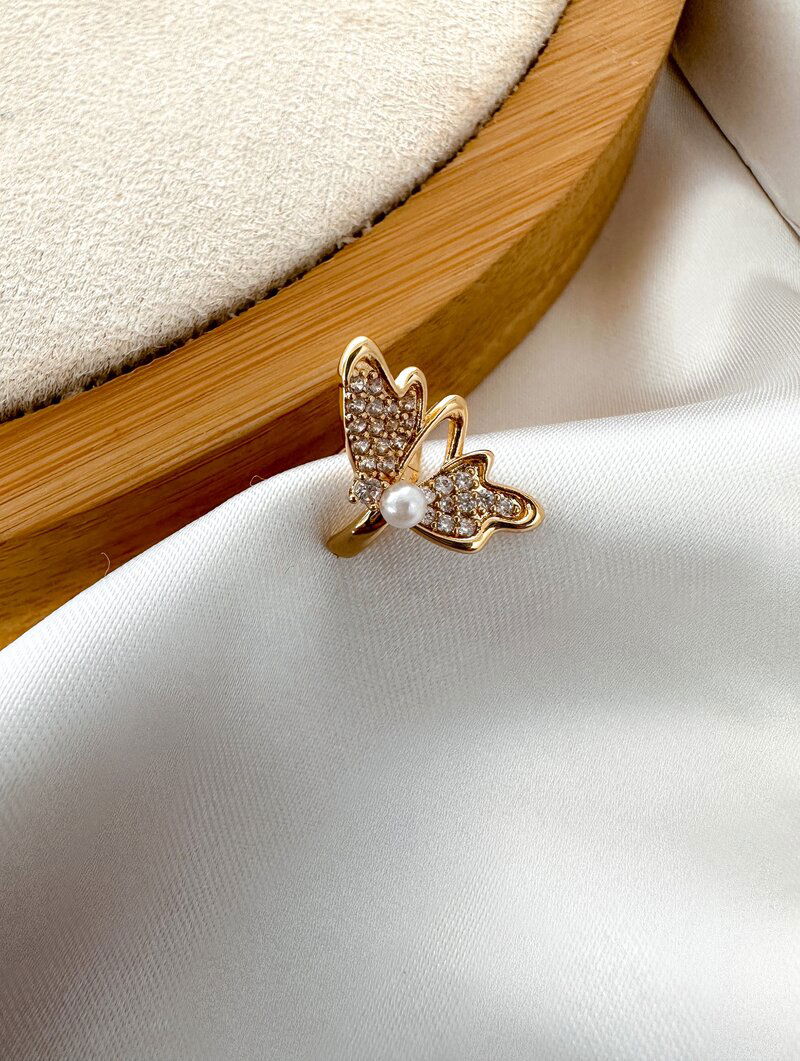 Piercing Fake Folheado a Ouro 18k e Prata Borboleta com Pérola